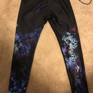 Carrie Underwood pant leggings. Calia
